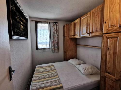 une petite pièce avec un lit et une fenêtre dans l'établissement Résidence Grande Bleue - 2 Pièces 4 couchages PORT LEUCATE MAE-4474, à Port-Leucate