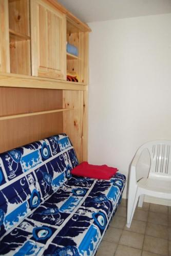 - un lit dans une chambre dotée d'un oreiller rouge dans l'établissement Résidence Hawai 1 - VILLA T1 CAB MEZZ 5 couchages PORT LEUCATE MAE-4524, à Port-Leucate