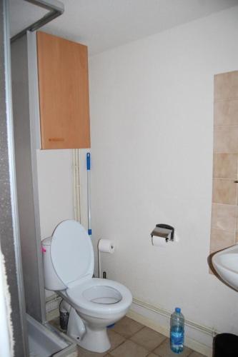 une salle de bain avec toilettes et lavabo dans l'établissement Résidence Hawai 1 - VILLA T1 CAB MEZZ 5 couchages PORT LEUCATE MAE-4524, à Port-Leucate
