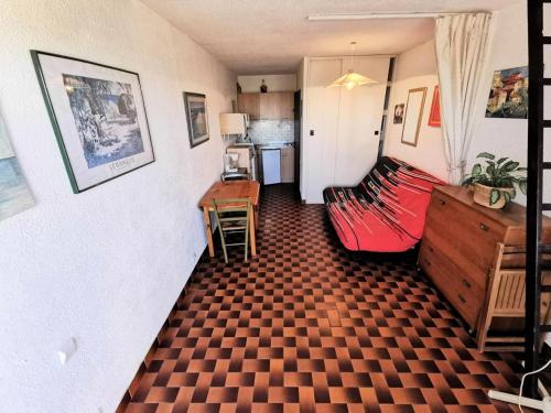 un salon avec un canapé et une table dans l'établissement Résidence Maisons De La Mer 2 - Confortable studio 3 couchages face à la mer à Port Leucate. Réf: 1MM2_138 MAE-4594, à Port-Leucate