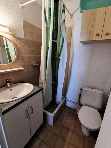 une salle de bain avec toilettes, lavabo et douche dans l'établissement Résidence Grande Bleue - 2 Pièces 4 couchages PORT LEUCATE MAE-4454, à Port-Leucate