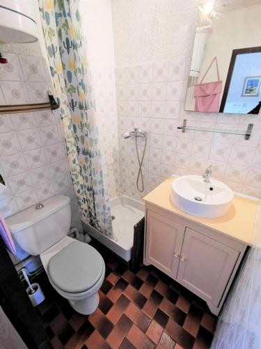 une salle de bain avec toilettes, lavabo et douche dans l'établissement Résidence Maisons De La Mer 2 - Confortable studio 3 couchages face à la mer à Port Leucate. Réf: 1MM2_138 MAE-4594, à Port-Leucate