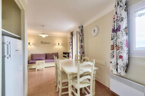 une salle à manger avec une table et un canapé dans l'établissement Les Issambres Corniche - maeva Home - Appartement 2 pièces 6 personnes Sélection MAE-1178, aux Issambres