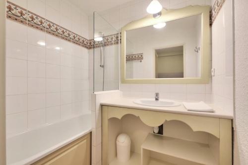 une salle de bain avec un lavabo et un miroir dans l'établissement Les Issambres Corniche - maeva Home - Appartement 2 pièces 6 personnes Sélection MAE-1178, aux Issambres