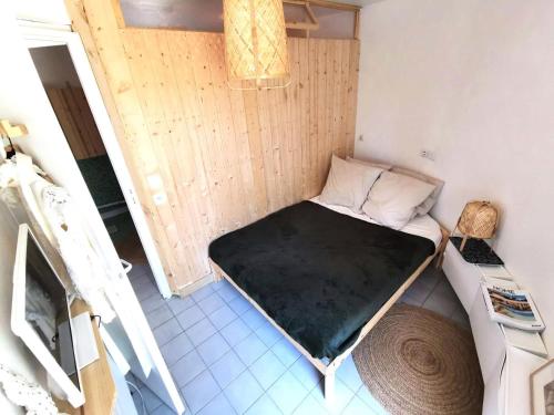 ein kleines Zimmer mit einem Bett in der Ecke in der Unterkunft Résidence ILE DES PECHEURS - Maisons & Villas pour 6 Personnes 64 in Port Leucate
