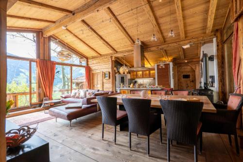 eine Küche und ein Wohnzimmer mit einem Tisch und Stühlen in der Unterkunft Luxus Chalet Mühlermoos in Ramsau im Zillertal