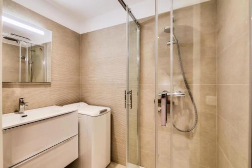 une salle de bain avec une douche, des toilettes et un lavabo dans l'établissement Les Issambres Corniche - maeva Home - Appartement 3 pièces 6 personnes vue mer - Prestige - super Home MAE-1208, aux Issambres