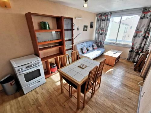 Il comprend un petit salon avec une table et une cuisine. dans l'établissement Résidence Terrasses De La Mediterranee 1 - 2 Pièces 4 couchages PORT LEUCATE MAE-4654, à Port-Leucate