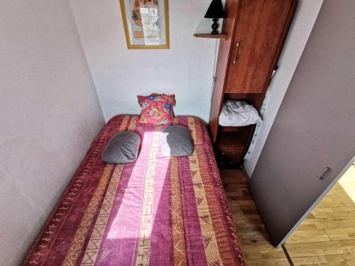 - un petit lit dans une petite pièce dans l'établissement Résidence Terrasses De La Mediterranee 1 - 2 Pièces 4 couchages PORT LEUCATE MAE-4654, à Port-Leucate