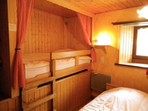 - une chambre avec des lits superposés et une chambre d'une superficie de 2 m2 dans l'établissement Résidence Maison Falcoz Francois - 3 pièces 4 personnes 2 exposé Sud-Est MAE-9254, à Valloire