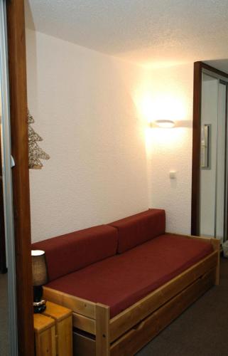 - un canapé rouge dans une pièce lumineuse dans l'établissement Résidence Le Praz - Studio cabine 4 personnes 2 exposé Sud MAE-9104, à Valloire