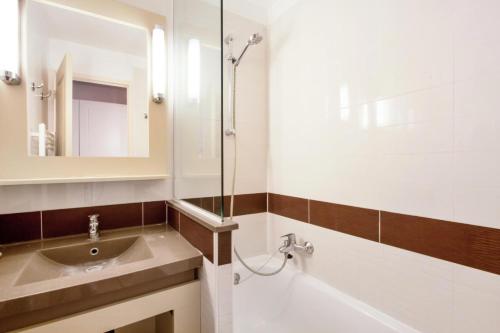 une salle de bain avec un lavabo et une douche dans l'établissement Résidence le Village de Cap Esterel - maeva Home - Appartement 2 pièces 5 personnes Sélection MAE-1255, à Saint-Raphaël