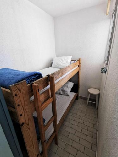 - 2 lits superposés dans une petite chambre avec un tabouret dans l'établissement Résidence Copacabana - Appartement pour 6 personnes à Port Leucate avec vue sur la mer. Réf: 1COP_103A MAE-4684, à Port-Leucate