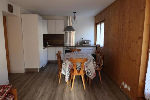 a kitchen and dining room with a table and chairs at Chalet Du Regain - 3 Pièces pour 8 Personnes 94 in Valloire