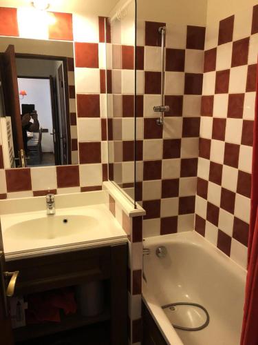 une salle de bain avec un lavabo, une baignoire et un miroir dans l'établissement Residence Valoria - 3 pièces 6 personnes 3 exposé ouest MAE-9154, à Valloire