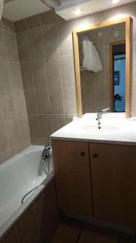 une salle de bain avec un lavabo, une baignoire et un miroir dans l'établissement Edelweiss Chalets De La Vallee D'or - 2 pièces 4 personnes 3 exposé Nord MAE-9334, à Valloire