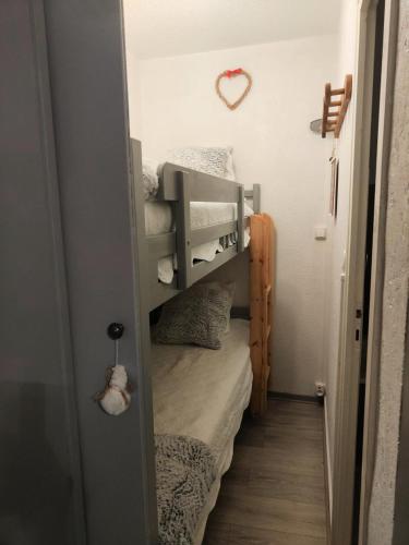 Cette petite chambre comprend 2 lits superposés. dans l'établissement Résidence Le Crey Du Quart - Studio cabine 4 personnes 2 exposé Nord-Est MAE-9164, à Valloire