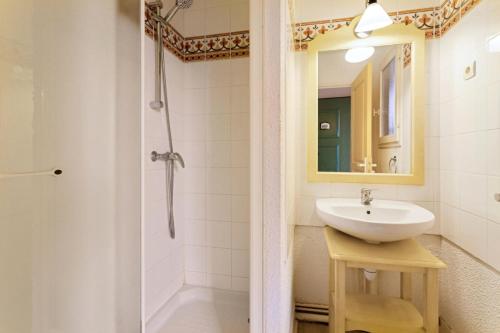 une salle de bain avec un lavabo et une douche dans l'établissement Les Issambres Bellevue - maeva Home - Appartement 3 pièces 6 personnes - Confort MAE-1364, aux Issambres