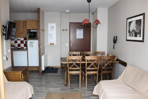 a kitchen and dining room with a table and chairs at Les Chalets Valoria - 3 Pièces pour 6 Personnes 24 in Valloire