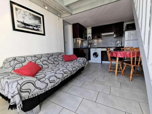 une chambre avec un lit et une cuisine avec une table dans l'établissement Résidence Grande Bleue - 3 Pièces 6 couchages PORT LEUCATE- Climatisation - WIFI - Réf: 3GB_818 MAE-4704, à Port-Leucate