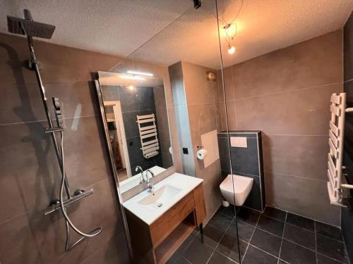 Ванна кімната в Chalets Du Galibier I - 2 Pièces pour 4 Personnes 34
