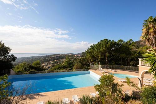 - une piscine dans une villa avec vue dans l'établissement Les Issambres Bellevue - maeva Home - Appartement 2 pièces 6 personnes Confort MAE-1365, aux Issambres