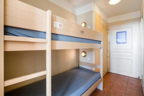 - une chambre avec des lits superposés dans une chambre avec une porte dans l'établissement Les Issambres Lauriers - maeva Home - Studio 4 personnes Sélection MAE-1368, aux Issambres