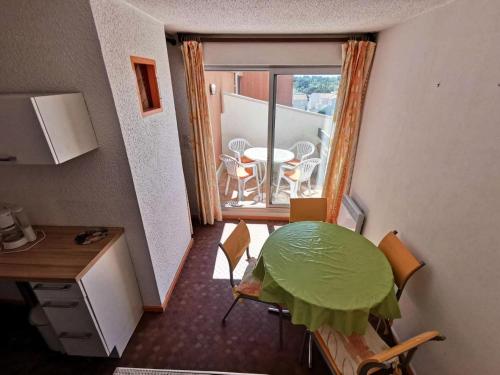 Cette petite chambre dispose d'une table et d'un balcon. dans l'établissement Residence De La Plage - STUDIO 4 PERSONNES 4 couchages PORT LEUCATE. Réf: 1RP_223 MAE-4694, à Port-Leucate