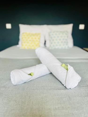 une paire de serviettes roulées sur un lit dans l'établissement ''Brave Margot'' Cosy T2 avec clim et terrasse, à Sète