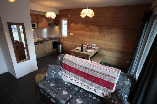un salon avec un canapé et une table dans l'établissement Les Chalets Du Grand Galibier - 3 pièces 4 personnes exposé Sud MAE-9544, à Valloire