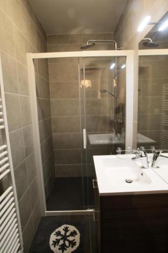 une salle de bain avec douche et lavabo dans l'établissement Les Chalets Du Grand Galibier - 3 pièces 4 personnes exposé Sud MAE-9544, à Valloire