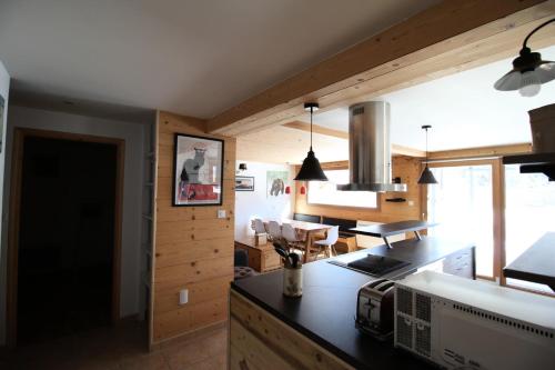 - une cuisine avec un comptoir dans une pièce dans l'établissement Chalet Le Tatihou - Appartement 6 personnes 3 exposé est MAE-9574, à Valloire