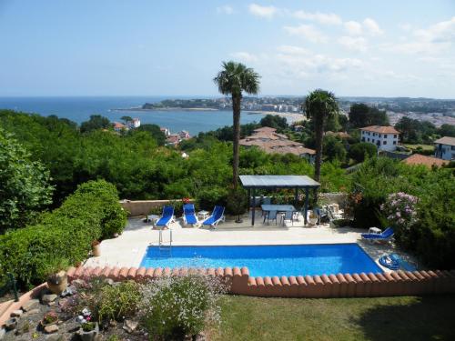 A view of the pool at Villa Erresiñolettean or nearby