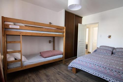 - une chambre avec deux lits superposés et un lit dans l'établissement Chalet Gilbert Collet - 3 Pièces pour 8 Personnes 44, à Valloire