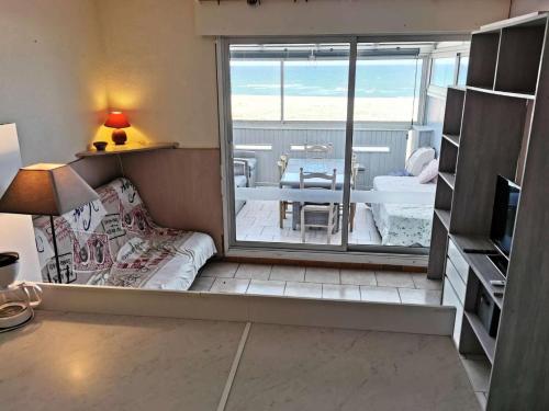 Elle comprend un petit salon avec vue sur un balcon. dans l'établissement Résidence LES NEFS DES SABLES - 2 Pièces pour 5 Personnes 14, à Port-Leucate