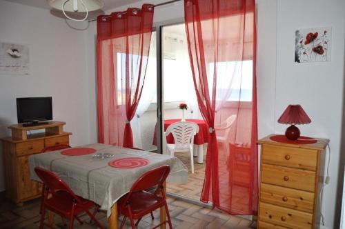 une chambre avec une table et des chaises et une chambre avec une fenêtre dans l'établissement Résidence Les Cyclades - STUDIO 4 PERSONNES 4 couchages PORT LEUCATE. Réf: 2CYC_38A MAE-4884, à Port-Leucate