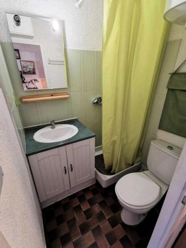 une salle de bain avec un lavabo, des toilettes et un miroir dans l'établissement Résidence Maisons De La Mer 2 - Confortable studio pour trois personnes face à la mer à Port Leucate. Réf: 1MM2_135 MAE-4724, à Port-Leucate