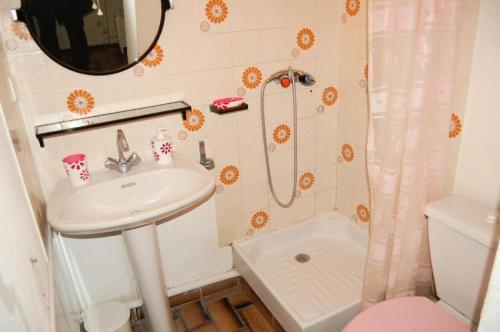 une petite salle de bain avec un lavabo et une douche dans l'établissement Résidence Les Cyclades - STUDIO 4 PERSONNES 4 couchages PORT LEUCATE. Réf: 2CYC_39A MAE-4894, à Port-Leucate