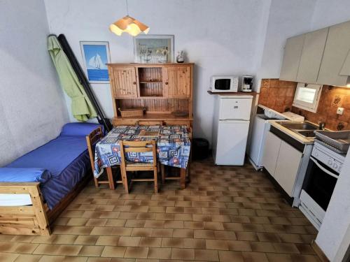 - une petite cuisine avec un canapé et une table dans une caravane dans l'établissement Résidence Les Zodiaques - Appartement 2 Pièces 4 couchages PORT LEUCATE. Réf: 1ZOD_K7 MAE-4904, à Port-Leucate