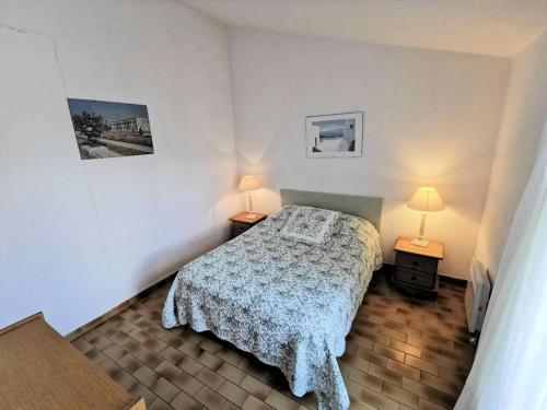 - une petite chambre avec un lit et deux lampes dans l'établissement Résidence Les Zodiaques - Appartement 2 Pièces 4 couchages PORT LEUCATE. Réf: 1ZOD_K7 MAE-4904, à Port-Leucate