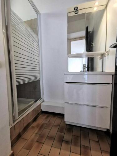 - une cuisine blanche avec un évier et une douche dans l'établissement Résidence Les Zodiaques - Appartement 2 Pièces 4 couchages PORT LEUCATE. Réf: 1ZOD_K7 MAE-4904, à Port-Leucate