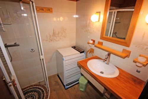 une salle de bain avec un lavabo et une douche dans l'établissement Résidence Appartement Etoile D'argent - 3 pièces 4 personnes 3 exposé Sud MAE-9884, à Valloire