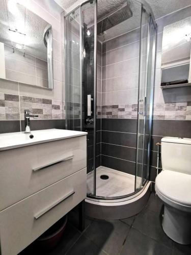 une salle de bain avec une douche, des toilettes et un lavabo dans l'établissement Résidence Maisons De La Plage - Confortable villa deux pièces avec mezzanine pour 6 personnes à Port Leucate. Réf: 1MPL_126 MAE-4794, à Port-Leucate