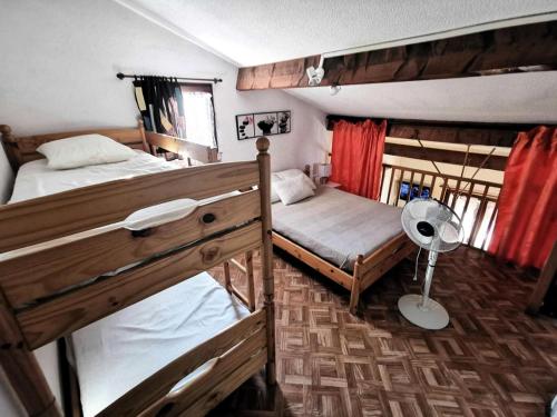 a bedroom with two bunk beds and a fan at Résidence Maisons De La Plage - Confortable villa deux pièces avec mezzanine pour 6 personnes à Port Leucate. Réf: 1MPL_126 MAE-4794 in Port Leucate