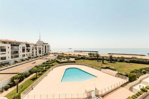 une vue sur une piscine et l'océan dans l'établissement Résidence Les Rivages de Rochelongue - maeva Home - Appartement 3 pièces 6 personnes Confort - Vue mer MAE-1585, au Cap d'Agde