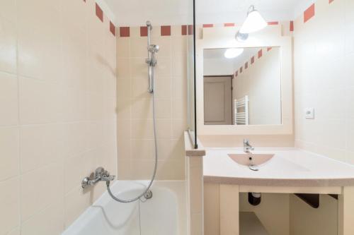 une salle de bain avec un lavabo, une douche et un miroir dans l'établissement Résidence Les Rivages de Rochelongue - maeva Home - Appartement 3 pièces 6 personnes Confort - Vue mer MAE-1585, au Cap d'Agde
