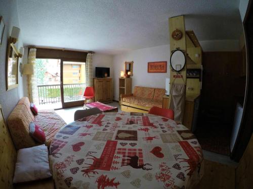 - un salon avec une table et une couette dans l'établissement Résidence Le Praz - studio cabine 4 personnes 2 exposé Sud MAE-9564, à Valloire