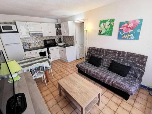 un salon avec un canapé et une cuisine dans l'établissement Résidence Grande Bleue - 2 Pièces 4 couchages PORT LEUCATE MAE-4834, à Port-Leucate