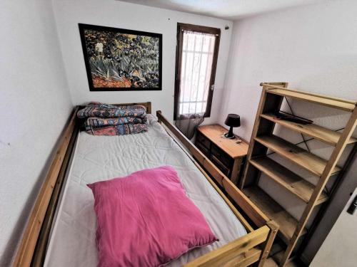 Cette petite chambre comprend un lit et une échelle. dans l'établissement Résidence Grande Bleue - 2 Pièces 4 couchages PORT LEUCATE MAE-4834, à Port-Leucate