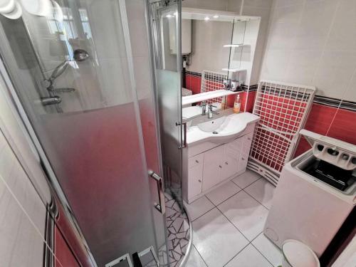 une salle de bain avec douche et lavabo dans l'établissement Résidence Grande Bleue - 2 Pièces 4 couchages PORT LEUCATE MAE-4834, à Port-Leucate
